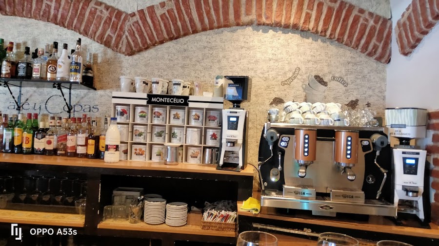 La Biblioteca Café y Copas